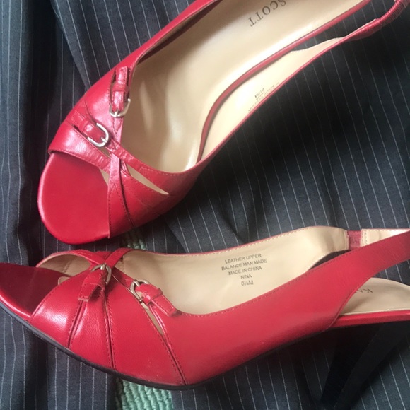 Red sling backs silver buckles 8.5 - Picture 2 of 5